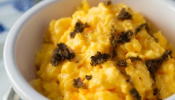 Œufs brouillés à la truffe noire et jambon de Bayonne